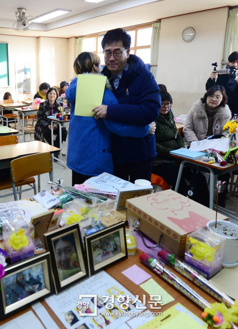 지난 1월10일 오후 4시16분 경기도 안산시 단원고 기억교실에서 세월호 희생 학생들의 겨울방학식을 했다. 3반 담임 고 김초원 교사의 아버지 김성욱씨가 딸을 대신해 학생들의 이름을 부르며 유가족을 위로하고 있다. 오는 12일 학교가 준비한 희생 학생들의 명예졸업식에 불참하기로한 4.16가족협의회는 세월호 진상규명이 제대로 안 된 상태에서 진행하는 졸업식은 기억지우기에 불과하다고 판단했다. 겨울방학식은 명예 2학년 1반부터 10반까지 희생 학생 자리에 앉기, 출석 부르기, 방학식 메시지 전달 등으로 진행했다.  | 김창길 기자
