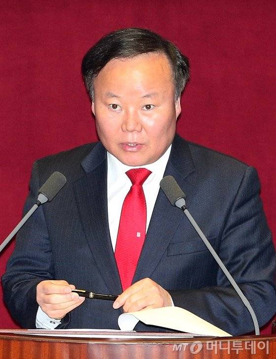 김재원 새누리당 의원이 18일 오전 서울 여의도 국회에서 열린 정치'외교.통일.안보.교육.사회.문화 등 비경제분야에 관한 대정부질문에서 홍용표 통일부 장관에게 질문하고 있다. 사진=뉴스1.