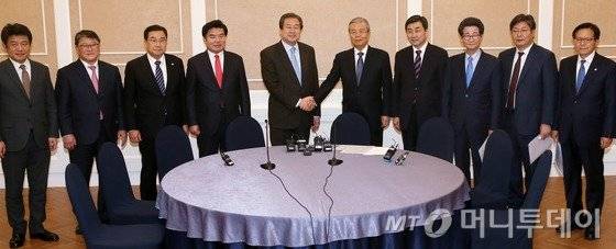 김무성 새누리당 대표와 김종인 더불어민주당 비대위 대표를 비롯한 여야 지도부가 18일 저녁 서울 여의도 국회 귀빈식당에서 열린 쟁점법안 처리와 선거구획정을 위한 여야 4+4 회동에서 나란히 포즈를 취하고 있다.2016.2.18/사진=뉴스1