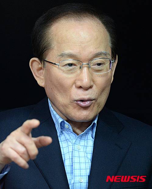 【서울=뉴시스】조수정 기자 = 이회창 전 한나라당(새누리당 전신) 총재가 18일 자신을 20년 이상 보좌한 이채관 새누리당 마포을 예비후보의 서울 마포구 망원동 선거사무소를 찾아 격려하고 있다. 2016.02.18.    chocrystal@newsis.com