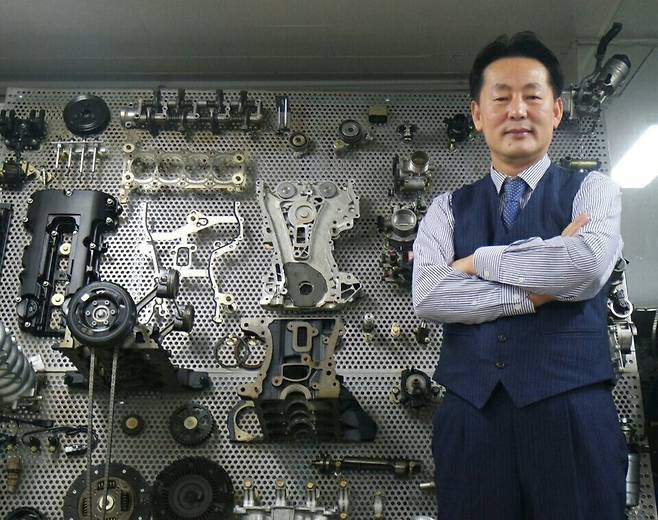 박병일 명장은 그의 정비소 안에 자동차 기재 수백개를 모아두고 수시로 실험을 진행한다. / 사진=박성의 기자