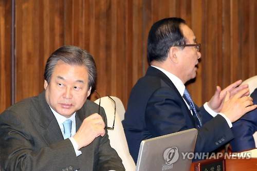 등 돌린 김무성대표와 서청원 최고위원     (서울=연합뉴스) 배재만 기자 = 새누리당 김무성 대표가 18일 오전 국회 본회의장에서 옆 자리의 서청원 최고위원과 등을 돌리고 있다.