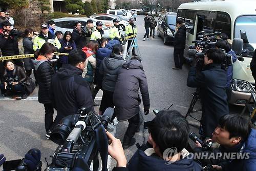 현장검증 마치고 나오는 '큰딸' 살해 엄마     (용인=연합뉴스) 홍기원 기자 = 18일 오후 경기도 용인시의 한 아파트에서 진행된 고성 큰딸 살해 암매장 사건 현장검증에서 친딸을 숨지게 한 어머니 박모(42·여)씨가 현장검증을 마치고 나오고 있다.