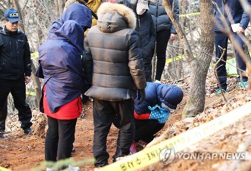고성 친딸 암매장 사건 현장검증     (경기광주=연합뉴스) 홍기원 기자 = 18일 오후 경기도 광주시의 한 야산에서 진행된 고성 큰딸 살해 암매장 사건 현장검증에서 친딸을 숨지게 한 주부 박모(42·여)씨와 암매장에 가담한 박 씨의 친구 백모(42·여) 집주인 이모(45·여)씨가 범행을 재연하고 있다.