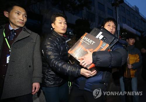 경찰, '교사선언' 전교조 서버업체 압수수색     (서울=연합뉴스) 신준희 기자 = 18일 경찰이 시국선언과 연가투쟁을 주도한 전국교직원노동조합(전교조) 간부의 자택과 서버업체 등에 대해 대대적인 압수수색을 실시했다.     전교조 서버를 관리하는 서울 서초동의 한 업체 수색을 마친 경찰이 이날 오후 압수 자료를 들고 나오고 있다.      경찰 수사는 '전교조가 법으로 금지된 집단행위를 한다'며 교육부와 보수 성향의 학부모단체가 고발한 데 따른 것이다.