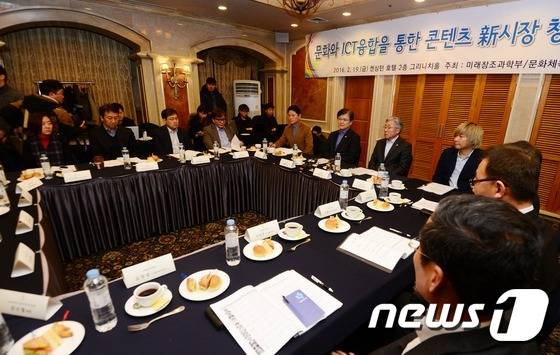 김종덕 문화체육관광부 장관과 최양희 미래창조과학부 장관이 19일 서울 여의도 켄싱턴 호텔에서 열린 ‘문화와 정보통신기술(ICT) 융합을 통한 콘텐츠 신시장 창출 간담회’에 참석하고 있다. 2016.2.19/뉴스1 © News1 송원영 기자