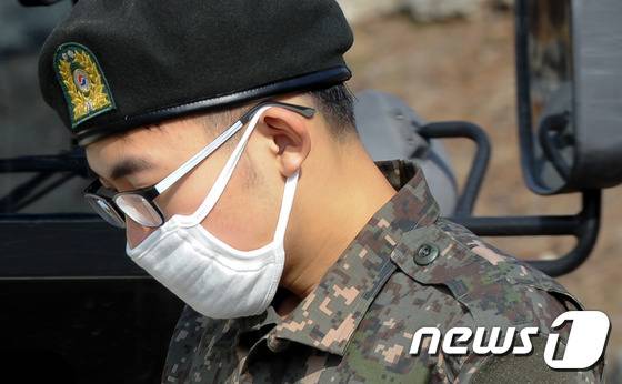 육군22사단 GOP에서 총기난사 후 탈영했던 임모 병장이 지난해 2월 3일 오후 1군사령부 보통군사법원에서 사형을 선고받은 뒤, 버스에 오르고 있다. 2015.2.3/뉴스1 © News1 윤창완 기자
