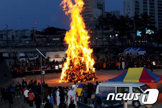 '2015 강릉 망월제' 달집태우기. (뉴스1 DB) © News1