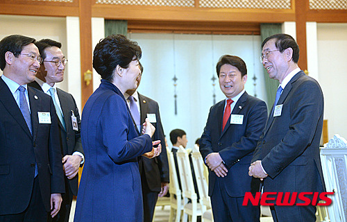 【서울=뉴시스】전진환 기자 = 박근혜 대통령이 19일 오후 청와대 충무실에서 열린 전국 시·도지사와의 만남에서 박원순(오른쪽) 서울시장과 대화하고 있다. 2016.02.19.   amin2@newsis.com