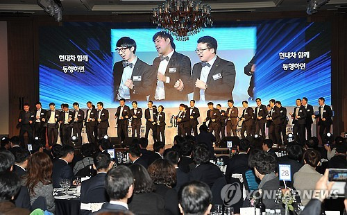 현대차 사내하청에서 정규직된 근로자 입사식     (울산=연합뉴스) 19일 경북 경주시 현대호텔 컨벤션홀에서 열린 기술직 신입사원 입사식에서 사원 대표들이 비전퍼포먼스를 선보이고 있다. 현대차 울산공장은 이날 사내하청 근로자 362명을 정규직으로 채용했다. 2016.2.19 << 현대자동차 >>     hkm@yna.co.kr