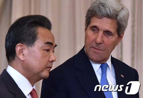 왕이 중국 외교부장(왼쪽)과 존 케리 미국 국무장관. © AFP=뉴스1