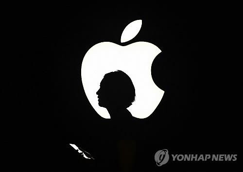 애플 "고객보안이 최우선"   (샌프란시스코 AFP=연합뉴스) 팀 쿡 애플 최고경영자(CEO)는 17일(현지시간) '고객에게 드리는 메시지'를 통해 "미국 정부는 애플이 우리 고객의 보안을 위협하는 전에 없는 조처를 받아들이라고 요구해 왔다"며 "우리는 이 명령에 반대한다"고 밝혔다.  쿡은 미 연방수사국(FBI)의 요구를 수용하는 행위는 고객의 개인정보를 위협할 '위험한 선례'가 될 것이라고 경계했다. FBI는 작년 12월 미국 캘리포니아 주 샌버너디노에서 14명이 숨진 무슬림 부부의 총기난사 사건을 조사하는 과정에서 아이폰 보안체계를 뚫지 못해 속을 태워 왔다. 이와 관련 법원은 앞서 애플에 FBI의 총기테러 수사를 위해 이들 테러범의 스마트폰 잠금해제를 위한 기술 지원을 명령했다. 사진은 2015년 9월9일 샌프란시스코의 미디어 행사에서 한 참석자가 애플사 로고 앞을 지나는 모습.  bulls@yna.co.kr