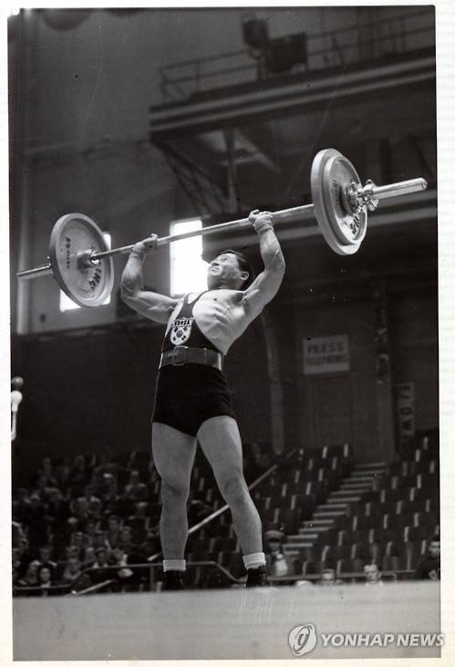 광복 이후 첫 올림픽 메달 안긴 김성집 고문 별세     (서울=연합뉴스) 한국에 광복 이후 올림픽 첫 메달을 안긴 김성집 대한체육회 고문이 20일 오후 별세했다. 향년 97세. 김 고문은 우리나라가 태극기를 들고 처음 참가한 1948년 런던 올림픽 남자역도 미들급에서 동메달을 따내며 한국 올림픽사의 첫 페이지를 장식했다. 사진은 지난 1948년 런던올림픽 역도에 참가한 김성집 씨 모습. 2016.2.20 << 연합뉴스 자료사진 >>     photo@yna.co.kr
