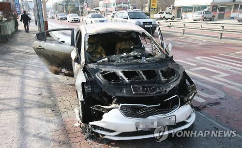 경춘국도 달리던 승용차에 불      (가평=연합뉴스) 노승혁 기자 = 20일 오전 10시 17분께 경기도 가평군 청평면 대성리 가평초등학교 앞 경춘국도를 달리던 박 모 씨의 K3 승용차에서 불이 났다.     불은 출동한 소방대에 의해 10여분 만에 모두 꺼졌고 다친 사람은 없었다. 2016.2.20     <<가평소방서 제공>>     nsh@yna.co.kr