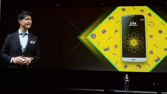 조준호 LG전자 사장이 21일(현지시각) 신제품 공개행사에서 G5에 대해 소개하고 있다. /LG전자 제공