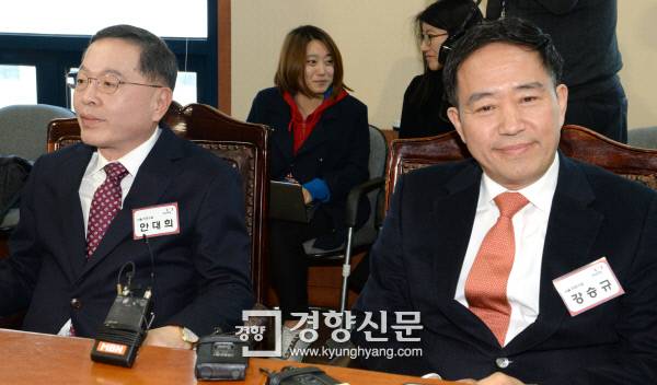 마포갑 예비후보 안대희·강승규 어색한 침묵 새누리당 20대 총선 공천면접 이틀째인 21일 서울 마포갑 예비후보인 안대희 최고위원(왼쪽)과 강승규 전 의원이 면접을 기다리며 대기실에 나란히 앉아 있다.  권호욱 선임기자 biggun@kyunghyang.com