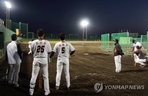 야간 훈련 지도하는 김성근 감독     (아야세<일본 오키나와>=연합뉴스) 하남직 기자 = 김성근(왼쪽) 한화 이글스 감독이 21일 일본 오키나와 아야세 고친다 구장에서 김원석의 타격 훈련을 지켜보며 최진행, 정현석에게 조언하고 있다. 2016.2.21     jiks79@yna.co.kr