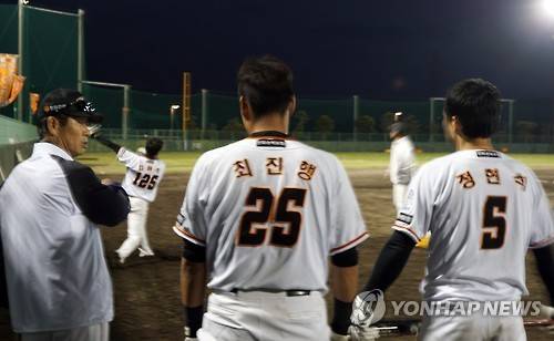 타격 지도하는 김성근 한화이글스 감독     (아야세<일본 오키나와>=연합뉴스) 하남직 기자 = 김성근(왼쪽) 한화 이글스 감독이 21일 일본 오키나와 아야세 고친다 구장에서 김원석의 타격 훈련을 지켜보며 최진행, 정현석에게 조언하고 있다. 2016.2.21    jiks79@yna.co.kr