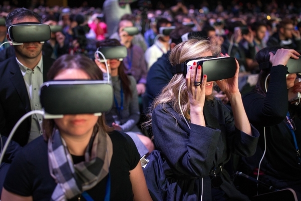 21일(현지시각) 스페인 바르셀로나에서 열린 삼성전자 기자회견에서 참석자들이 VR를 체험하고 있다./페이스북 제공