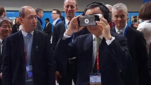 노키아 전시장을 방문한 황창규 KT 회장(가운데)이 VR 기기를 체험해보고 있다.