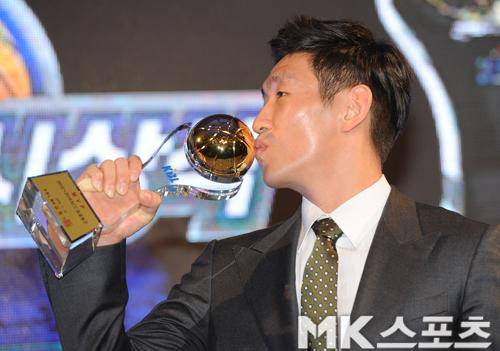 양동근이 22일 서울 JW메리어트 호텔에서 열린 프로농구 시상식에서 MVP를 수상한 뒤 트로피에 키스를 하고 있다. 사진(서울 서초구)=김재현 기자