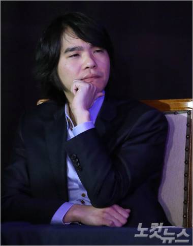 22일 서울 성동구 한국기원에서 열린 이세돌 9단 VS 알파고 5번기 사전 기자회견에서 이세돌 프로바둑기사가 데미스 하사비스 구글 딥 마인드 CEO의 발표를 듣고 있다. (박종민 기자/노컷뉴스)