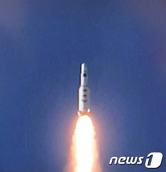 북한이 지난 7일 장거리 미사일을 발사했다. 북한이 이날 평안북도 철산군 동창리 발사장에서 발사한 장거리 미사일 광명성 4호의 발사 순간을 공개했다. (YTN 화면) 2016.2.7/뉴스1 © News1 이종덕 기자