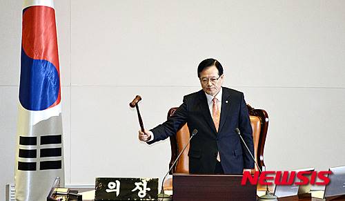 【서울=뉴시스】홍찬선 기자 = 정의화 국회의장이 23일 오후 서울 여의도 국회에서 열린 제7차 본회의를 개회하고 있다. 2016.02.23. mania@newsis.com