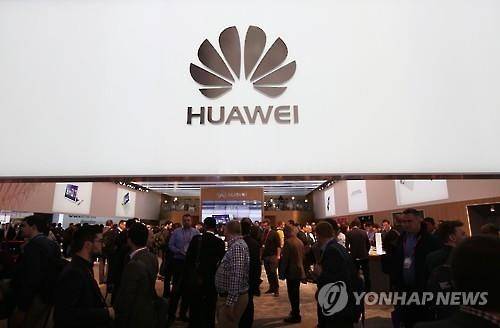 화웨이 전시장도 '북적' (바르셀로나=연합뉴스) 신준희 기자 = 23일(한국시간) 세계 최대 모바일 전시회인 '모바일 월드 콩그레스 2016'(MWC 2016)가 열리는 피라 바르셀로나 화웨이 부스가 관람객들로 붐비고 있다. 2016.2.23 hama@yna.co.kr (끝)