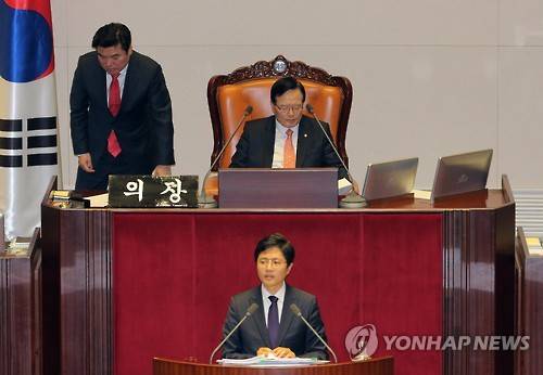 국회선진화법 이후 첫 '필리버스터' 돌입     (서울=연합뉴스) 이정훈 기자 = 더불어민주당 김광진 의원이 23일 오후 국회 본회의장에서 테러방지법의 본회의 의결을 막기 위한 무제한토론을 하고 있다.  뒤로 정의화 국회의장과 새누리당 원유철 원내대표의 모습이 보인다.     uwg806@yna.co.kr