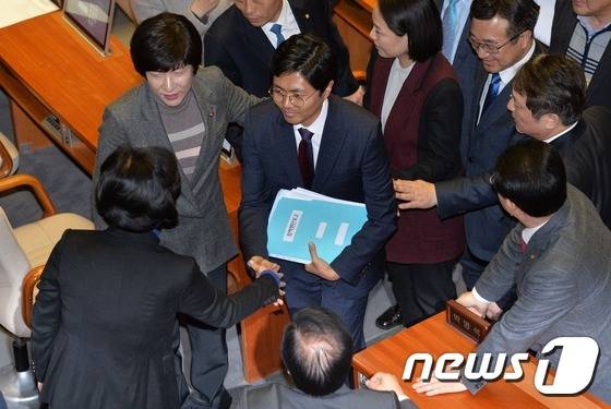 더불어민주당 김광진 의원이 24일 테러방지법 처리를 막기 위해 무제한 토론(필리버스터)에 첫번째 토론자로 나서 5시간 32분 동안 발언을 마치고 의원들의 격려를 받고 있다. 2016.2.24/뉴스1 © News1 송원영 기자