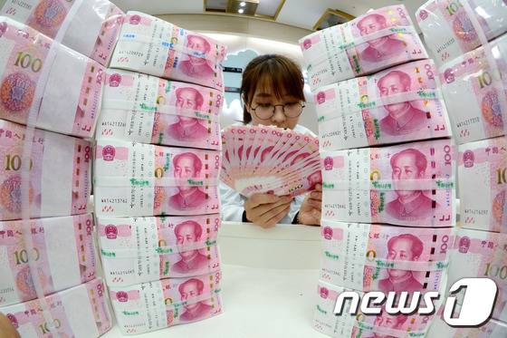 서울 중구 명동 KEB하나은행에서 한 직원이 위안화를 정리하고 있다. 2015.12.1/뉴스1 © News1 박정호 기자