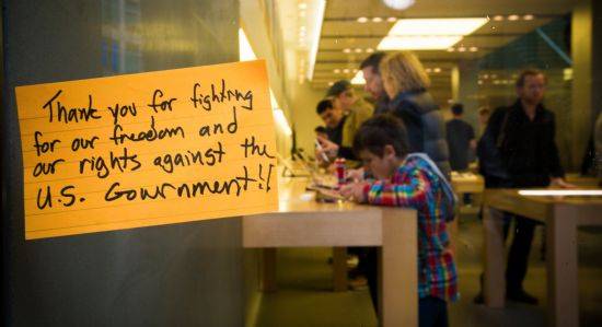 미국 샌프란시스코에 있는 애플 스토어 창문에 '백도어 요구'에 대항해 싸우는 애플을 응원하는 글이 걸려 있다. (사진=씨넷)