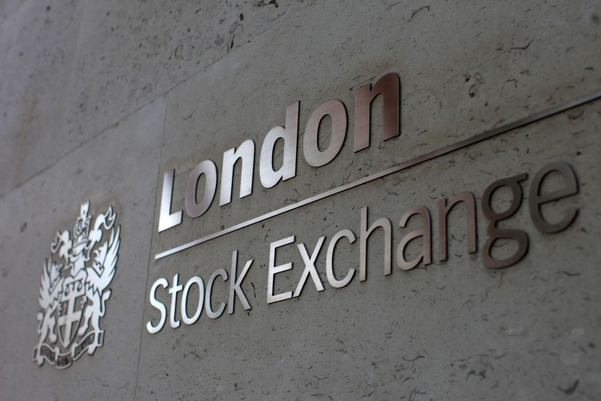 영국 런던증권거래소(LSE)와 독일 증권거래소인 도이체뵈르제(Deutsche Boerse AG)가 합병을 재추진한다. 합병이 성사되면 시가총액 200억파운드(약 34조5400억원) 규모의 유럽 최대 거래소가 탄생하게 된다./블룸버그통신 제공.