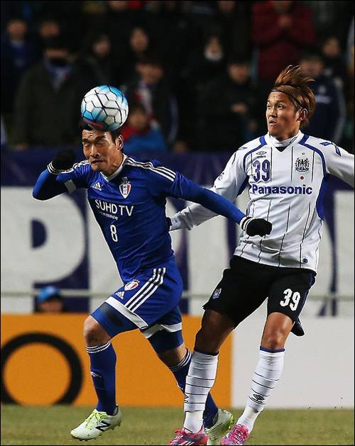 조원희가 24일 수원월드컵경기장에서 열린 '2016 아시아축구연맹(AFC) 챔피언스리그' 조별리그에서 감바 오사카의 우사미 다카시에 앞서 헤딩을 하고 있다. ⓒ 연합뉴스