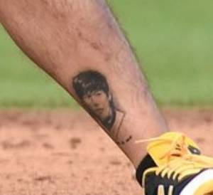 자신의 얼굴이 그려진 강정호의 왼 다리. [매커친 트위터 캡쳐]