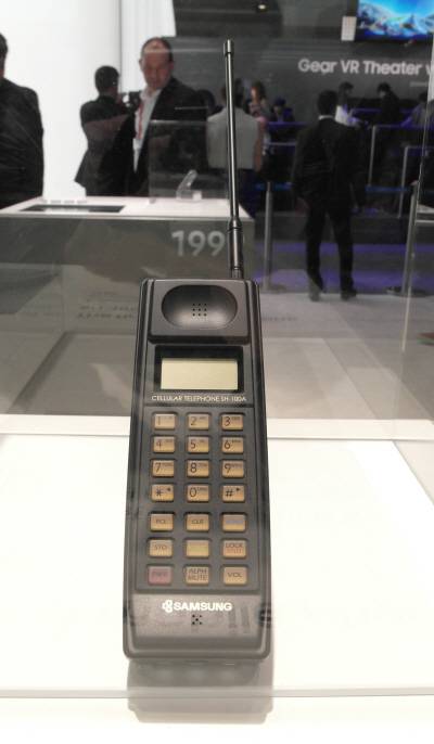 삼성전자가 MWC 부스에 전시한 1988년 삼성 최초의 휴대폰 'SH-100.  /바르셀로나=공동취재단