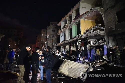 시리아 수도 다마스쿠스 외곽에서 2월21일(현지시간) 발생한 폭탄테러 현장 (AP=연합뉴스 DB)
