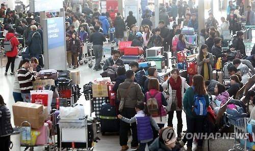 (영종도=연합뉴스) 서명곤 기자 = 인천국제공항공사는 설 연휴 전날인 5일부터 9일까지 인천공항 이용객은 78만여명을 기록해 하루 평균 이용객이 역대 최다를 기록하는 등 각종 기록을 줄줄이 경신했다고 밝혔다. 17만여명이 인천국제공항을 이용할 것으로 예상된 10일 오전 인천국제공항 출국장이 붐비고 있다. 2016.2.10 seephoto@yna.co.kr