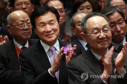 창비 50돌 축하 행사 참석한 손학규     (서울=연합뉴스) 김수진 기자 =  더불어민주당 손학규 전 상임고문이 24일 오후 서울 중구 한국프레스센터에서 열린 계간 '창작과 비평(창비)' 창간 50주년 축하 모임에 참석해 박수치고 있다.     ksujin@yna.co.kr
