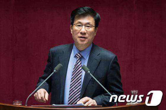 신경민 더불어민주당 의원이 25일 서울 여의도 국회 본회의장에서 테러방지법 반대 필리버스터(무제한 토론을 통한 합법적 의사진행 방해)를 하고 있다. 2016.2.25/뉴스1 © News1 유승관 기자