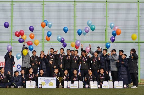 22일 경북 영덕군 강구A축구장에서 열린 ‘신한은행 제52회 춘계한국중등(U-15)축구연맹전’ 백호그룹 광명중(경기)과의 결승전에서 이선유의 해트트릭을 앞세워 3-1로 승리한 고양 백마중학교의 우승 세리머니 모습.
