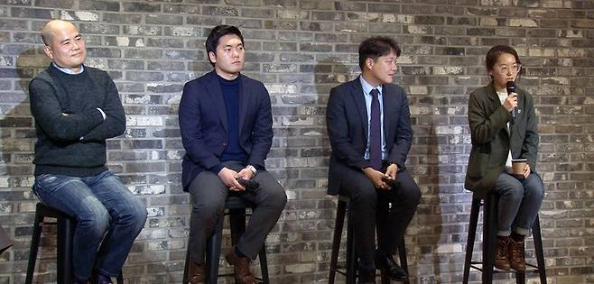 정치바가 지난 15일 서울 동교동 미디어카페 후에서 주최한 ‘청춘아 정치하자 피티쑈’ 2편에서 각 정당의 대표선수들이 청중의 질문에 대답하고 있다. 한겨레 TV갈무리