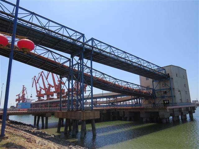 중국의 대북교역 거점인 랴오닝성 단둥항이 최근 북한 선박에 대한 입항금지 조처에 들어갔다. 사진은 단둥항 광물 전용 부두의 모습. 선양/연합뉴스