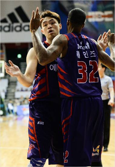 '헤인즈, 도미는 네가 해라' 오리온 이승현(왼쪽)이 26일 동부와 6강 플레이오프 1차전에서 팀 동료 헤인즈와 몸을 부딪히며 기세를 올리고 있다.(고양=KBL)