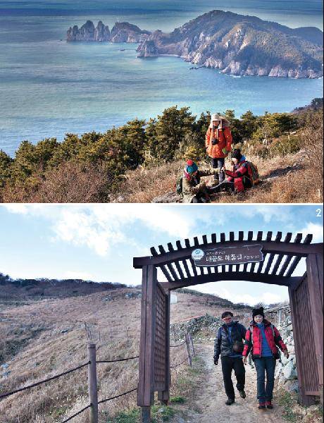 [월간산]1 매물도 해품길을 걷다 잠시 쉬고 있다. 뒤로는 소매물도와 등대섬이 희미하게 보인다. 2 매물도 해품길 게이트를 지나고 있다.