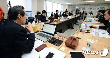 홍창선 더불어민주당 공천관리위원장을 비롯한 위원들이 25일 서울 여의도 당사에서 열린 공천면접심사에서 예비후보들에게 질의하고 있다. 2016.2.25/뉴스1 © News1 박지혜 기자