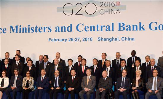 유일호 경제부총리 겸 기획재정부 장관(둘째줄 가운데)은 27일(현지시간) 중국 상해에서 열린 주요20개국(G20) 재무장관회의 및 중앙은행총재 회의에 참석한 회원국 재무장관들과 기념촬영을 하고 있다.