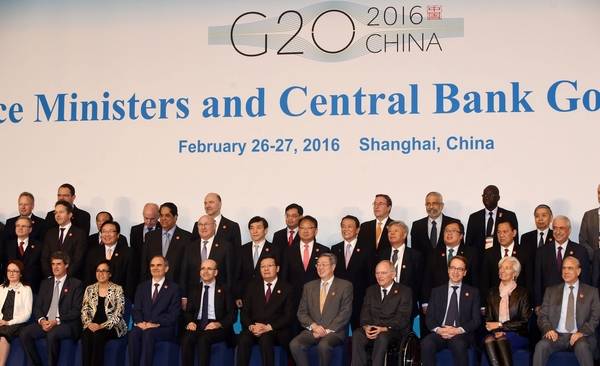 유일호 부총리 겸 기획재정부 장관(둘째줄 왼쪽 일곱번째) 등 G20 재무장관 및 중앙은행 총재들이 27일 중국 상하이 샹그릴라호텔에서 열린 회의 중 기념 촬영을 했다. /기획재정부 제공