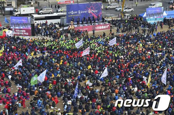 27일 오후 서울광장에서 4차 민중총궐기가 열리고 있다. 이날 총궐기에 참석한 참가자들은 테러방지법과 사드배치, 노동개악 등을 중단하라고 촉구했다./ 사진=뉴스1